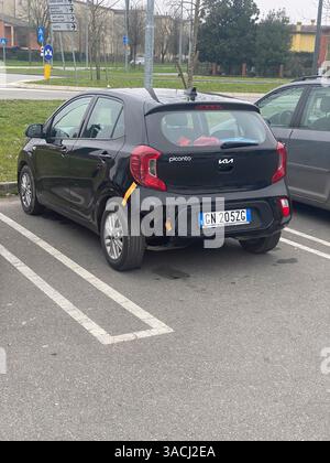Crema, Italien - 2. März 2025 Schwarzer Kia Picanto dritte Generation - 2017 vorhanden - mit sichtbarem Aufprallschaden an der rechten hinteren Seite, zusammengehalten mit Stockfoto