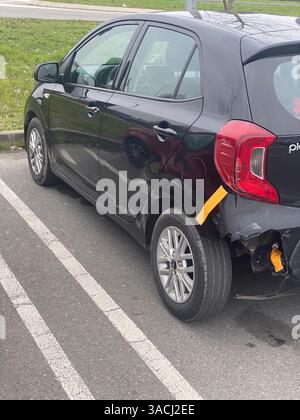 Crema, Italien - 2. März 2025 Schwarzer Kia Picanto dritte Generation - 2017 vorhanden - mit sichtbarem Aufprallschaden an der rechten hinteren Seite, zusammengehalten mit Stockfoto