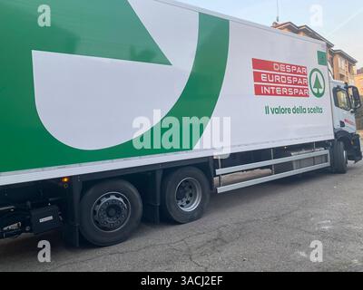 Crema, Italien - 2. März 2025 Weißer und grüner Lkw der Marken Despar, Eurospar und Interspar parkt auf einer asphaltierten Straße und zeigt die Logistik des Unternehmens Stockfoto