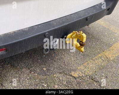 Crema, Italien - 2. März 2025 Nahaufnahme einer gelben Anhängekupplung am hinteren Stoßfänger eines weißen Transporters, die anzeigt, dass der Anhänger gezogen werden kann Stockfoto
