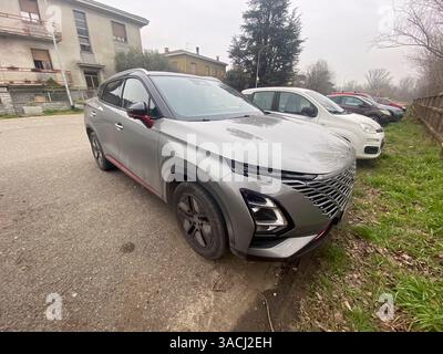 Crema, Italien - 2. März 2025 der moderne Dr Motor 6,0 parkte in Italien und hebt sein innovatives Design und seine fortschrittlichen Funktionen hervor, umgeben von anderen Autos Stockfoto
