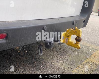 Crema, Italien - 2. März 2025 Nahaufnahme einer gelben Anhängekupplung am hinteren Stoßfänger eines weißen Transporters, die anzeigt, dass der Anhänger gezogen werden kann Stockfoto