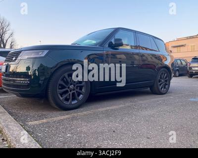 Crema, Italien - 2. März 2025 Grüner Range Rover mit langem Radstand, der bei Sonnenuntergang auf einem Parkplatz geparkt wurde, unterstreicht sein elegantes Design und die luxuriöse fea Stockfoto