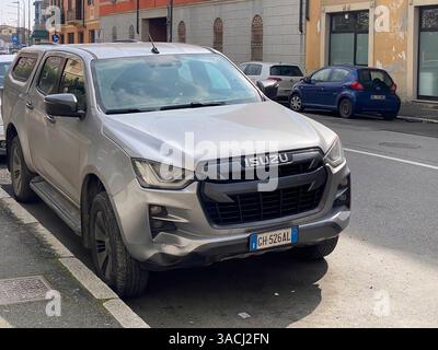 Crema, Italien - 2. März 2025 der moderne, silberne Isuzu D Max Pickup-Truck parkt auf einer belebten Stadtstraße und unterstreicht sein robustes Design und seine Vielseitigkeit Stockfoto
