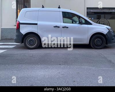 Crema, Italien - 2. März 2025 Weißer Mercedes Benz Citan Van parkt auf einer belebten Stadtstraße und bietet einen effizienten städtischen Transport und Lieferservice Stockfoto