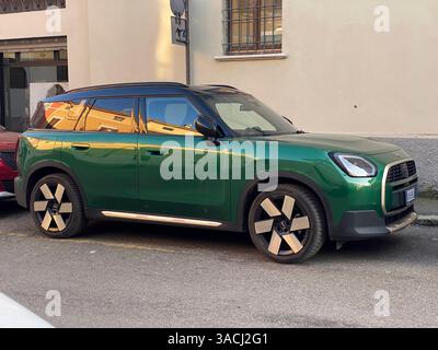 Crema, Italien - 2. März 2025 Parkwagen entlang der Straße im Stadtzentrum sind mit einem British Racing Green Mini Countryman Cooper SE, einem grauen Honda Jazz, A ausgestattet Stockfoto