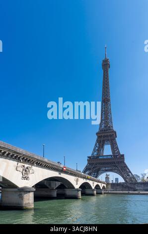 Paris, Frankreich - 03 31 2025: Seine-Quais. Blick auf den Eiffelturm und die Iena Brücke von den Kais Stockfoto