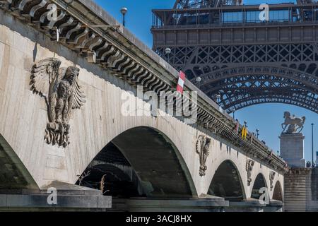 Paris, Frankreich - 03 31 2025: Seine-Quais. Blick auf den Eiffelturm und die Iena Brücke von den Kais Stockfoto