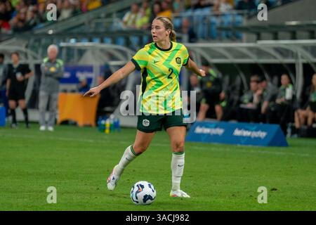 Sydney, Australien. April 2025. Sydney, Australien, 4. April 2025: Courtney Nevin (2 Australien) kontrolliert den Ball während des internationalen Freundschaftsspiels zwischen Australien und Korea im Allianz Stadium in Sydney. (NOE Llamas/SPP) Credit: SPP Sport Press Photo. /Alamy Live News Stockfoto