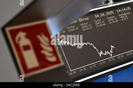04. April 2025, Hessen, Frankfurt/Main: An einer Passage der Frankfurter Wertpapierbörse ist ein Feuerlöschschild zu sehen, während die Anzeigetafel mit der Dax-Kurve fallende Preise anzeigt. US-Präsident Trump hatte ein riesiges Zollpaket gegen Handelspartner auf der ganzen Welt veröffentlicht. Die Europäische Union und China haben bereits Gegenmaßnahmen angekündigt. Foto: Arne Dedert/dpa Stockfoto