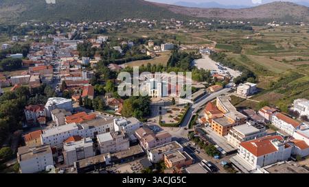 Aus der Vogelperspektive des Heiligtums unserer Lieben Frau Königin des Friedens - Medjugorje. Drohnenblick auf das Kirchensymbol der Touristenstadt, die Touristen anzieht Stockfoto