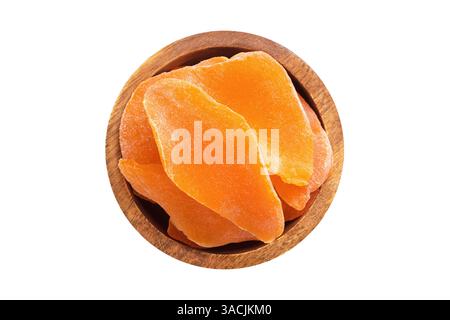 Kandierte Früchte, getrocknete Mango mit Zucker in Holzschale isoliert auf weiß. Gesundes Essen, Draufsicht. Stockfoto