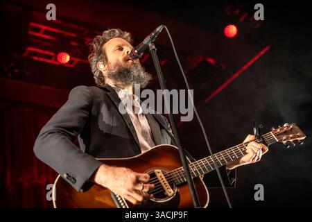 Oslo, Norwegen. April 2025. Der amerikanische Sänger, Songwriter und Musiker Father John Misty gibt ein Live-Konzert in der Sentrum Scene in Oslo. Stockfoto