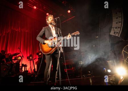 Oslo, Norwegen. April 2025. Der amerikanische Sänger, Songwriter und Musiker Father John Misty gibt ein Live-Konzert in der Sentrum Scene in Oslo. Stockfoto