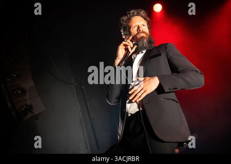 Oslo, Norwegen. April 2025. Der amerikanische Sänger, Songwriter und Musiker Father John Misty gibt ein Live-Konzert in der Sentrum Scene in Oslo. Stockfoto