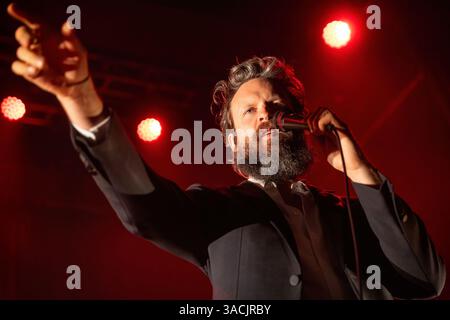 Oslo, Norwegen. April 2025. Der amerikanische Sänger, Songwriter und Musiker Father John Misty gibt ein Live-Konzert in der Sentrum Scene in Oslo. Stockfoto
