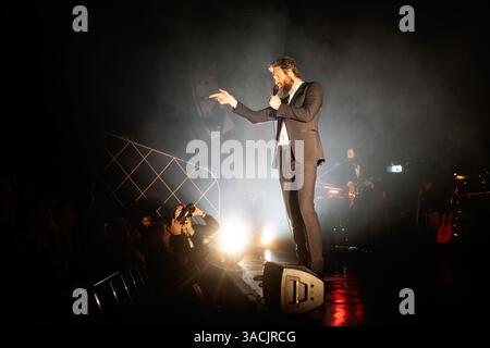 Oslo, Norwegen. April 2025. Der amerikanische Sänger, Songwriter und Musiker Father John Misty gibt ein Live-Konzert in der Sentrum Scene in Oslo. Stockfoto