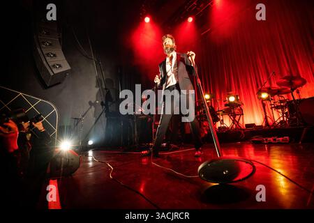 Oslo, Norwegen. April 2025. Der amerikanische Sänger, Songwriter und Musiker Father John Misty gibt ein Live-Konzert in der Sentrum Scene in Oslo. Stockfoto