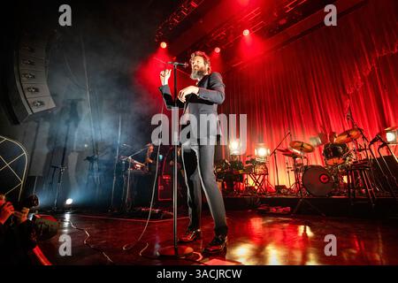 Oslo, Norwegen. April 2025. Der amerikanische Sänger, Songwriter und Musiker Father John Misty gibt ein Live-Konzert in der Sentrum Scene in Oslo. Stockfoto