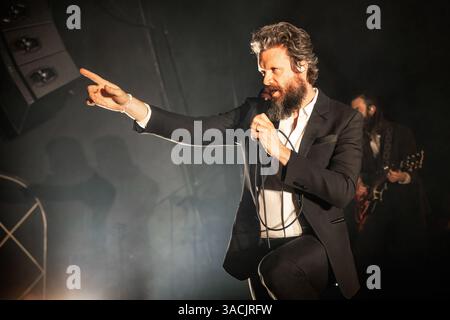 Oslo, Norwegen. April 2025. Der amerikanische Sänger, Songwriter und Musiker Father John Misty gibt ein Live-Konzert in der Sentrum Scene in Oslo. Stockfoto