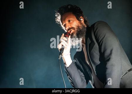 Oslo, Norwegen. April 2025. Der amerikanische Sänger, Songwriter und Musiker Father John Misty gibt ein Live-Konzert in der Sentrum Scene in Oslo. Stockfoto