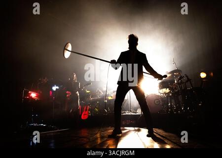 Oslo, Norwegen. April 2025. Der amerikanische Sänger, Songwriter und Musiker Father John Misty gibt ein Live-Konzert in der Sentrum Scene in Oslo. Stockfoto