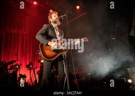 Oslo, Norwegen. April 2025. Der amerikanische Sänger, Songwriter und Musiker Father John Misty gibt ein Live-Konzert in der Sentrum Scene in Oslo. Stockfoto