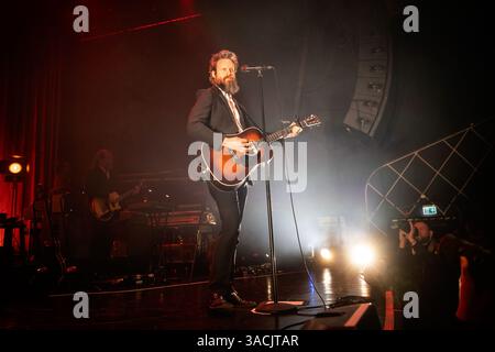 Oslo, Norwegen. April 2025. Der amerikanische Sänger, Songwriter und Musiker Father John Misty gibt ein Live-Konzert in der Sentrum Scene in Oslo. Stockfoto