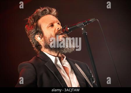 Oslo, Norwegen. April 2025. Der amerikanische Sänger, Songwriter und Musiker Father John Misty gibt ein Live-Konzert in der Sentrum Scene in Oslo. Stockfoto