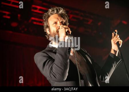 Oslo, Norwegen. April 2025. Der amerikanische Sänger, Songwriter und Musiker Father John Misty gibt ein Live-Konzert in der Sentrum Scene in Oslo. Stockfoto