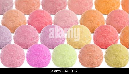 Leckeres Eis in verschiedenen Geschmacksrichtungen. Bunte Schaufeln auf weißem Hintergrund Stockfoto
