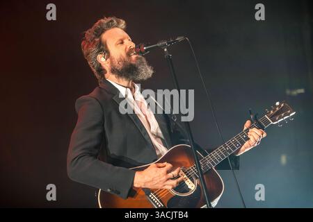 Oslo, Norwegen. April 2025. Der amerikanische Sänger, Songwriter und Musiker Father John Misty gibt ein Live-Konzert in der Sentrum Scene in Oslo. Stockfoto