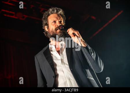 Oslo, Norwegen. April 2025. Der amerikanische Sänger, Songwriter und Musiker Father John Misty gibt ein Live-Konzert in der Sentrum Scene in Oslo. Stockfoto