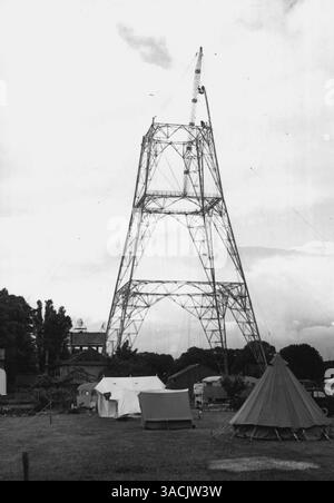 Fortschritte auf dem "Londoner Eiffelturm" -- Eine allgemeine Ansicht des Standorts des neuen Fernsehsenders am Crystal Palace, auf einem 300 Fuß hohen Hügel, zeigt den Fortschritt des neuen Masts, der nun die halbe Stufe erreicht hat. Arbeiten am „Londoner Eiffelturm“ - der riesige Mast des neuen Crystal Palace-Fernsehsenders hat nun die halbe Bühne erreicht. Wie der aufwütige Eiffelturm in Paris ist auch dieser Mast, der bereits eines der Markenzeichen von South London ist, wenn er vom 300-Fuß-Gipfel eines Hügels emporsteigt, eine Gitterkonstruktion. Nach Abschluss der Fertigstellung wird der Mast 640 Fuß hoch, mit einer 100 Fuß Antenne, so dass Stockfoto