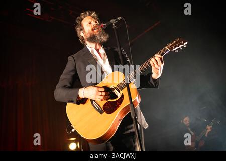 Oslo, Norwegen. April 2025. Der amerikanische Sänger, Songwriter und Musiker Father John Misty gibt ein Live-Konzert in der Sentrum Scene in Oslo. Stockfoto