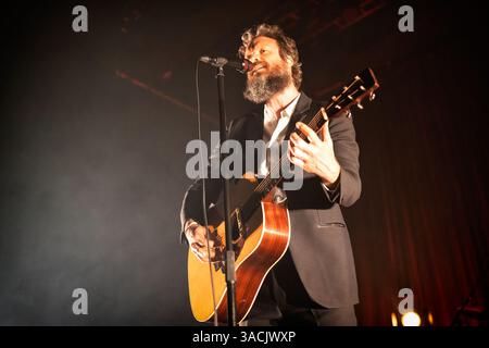 Oslo, Norwegen. April 2025. Der amerikanische Sänger, Songwriter und Musiker Father John Misty gibt ein Live-Konzert in der Sentrum Scene in Oslo. Stockfoto