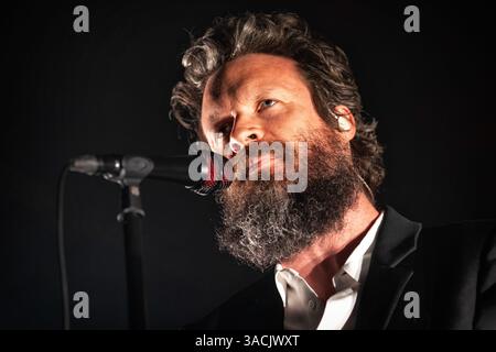 Oslo, Norwegen. April 2025. Der amerikanische Sänger, Songwriter und Musiker Father John Misty gibt ein Live-Konzert in der Sentrum Scene in Oslo. Stockfoto