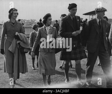 Zwei Escorts für Prinzessin ***** Beim Scottish Race Meeting mit Prinzessin Margaret bei den Jagdrennen in Schottland wurde gestern Lord Ogilvy getötet. Sohn und ***** Des Earl of Airlie und (mit Mütze) des Earl of Dalkeith, Erbe des Herzogs von Buccleuch. Die Prinzessin trug einen leichten Anzug in staubrosa und einen handbemalten Seidenschal. September 1950. (Foto: Paul Popper Ltd.) Stockfoto