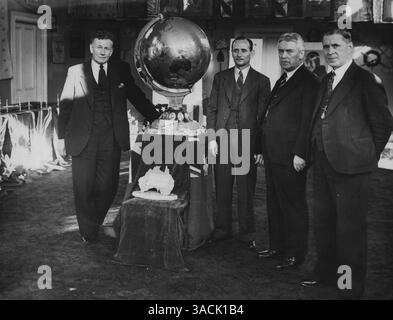 Von. Von links nach rechts: Der Rt.Hon.D.G.Sullivan, Minister für Munition, Herr A. E. Byrne, Designer und Konstrukteur des Kingsford Smith Memorial, der Hon.W.Nash, amtierender Premierminister der Hon.D.Jones, Minister für Verteidigung und Luftfahrt. Juli 1941. (Foto von W.. Hall Raine) Stockfoto