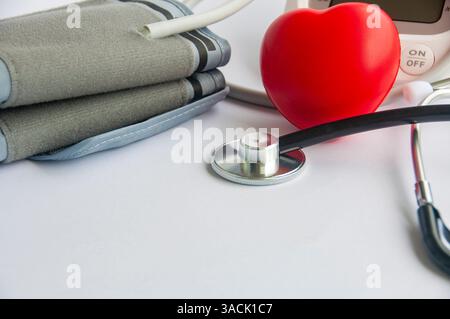 Ein Stethoskop und ein rotes Herz mit anpassbarem Platz für Text. Medizin und Gesundheitskonzept. Stockfoto