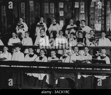 Am Donnerstag singen drei Chöre bei der Hochzeitsfeier des Duke of Kent und der Prinzessin Marine: Westminster Chor, St. George's Chor, Windsor und der Savoy Chapel Chor. Alle Jungs üben jetzt hart für diesen wichtigen Anlass und hier sind die Jungs von St. George's Choir, Windsor. Januar 1935. (Foto von Keystone View Company). Stockfoto