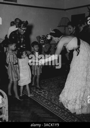 Herzogin von Kent besucht Brunei Foto zeigt: Die Herzogin spricht mit dem Sultan. Von Bruneis drei Kindern. Sie waren sehr schüchtern und ihre königliche Hoheit musste sie in den Raum locken. H.R.H. die Herzogin von Kent und ihr Sohn, der Herzog von Kent, haben Brunei während ihrer Tour durch den Fernen Osten besucht. Hinter den Kindern steht ihr Vater, der Sultan von Brunei. Oktober 1952. (Foto: Paul Paul Popper, Paul Popper Ltd.) Stockfoto