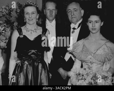Prinzessin Margaret geht zu einem Ball. Prinzessin Margaret nahm am 18.. Februar an einem Ball in der Centrall Hall in Glasgow, Schottland, zur Unterstützung der Scottish Association of Girls' Clubs Teil. Hier ist sie mit, von links nach rechts: Herzogin von Buccleuch, (deren Gast sie im Drumlanrig Castle, Dumfriesshire, Schottland ist), dem Earl of Darkeith und dem Lord Provost Sir Hector McNeill. 18. Februar 1949. (Foto von Pix Photos) Stockfoto