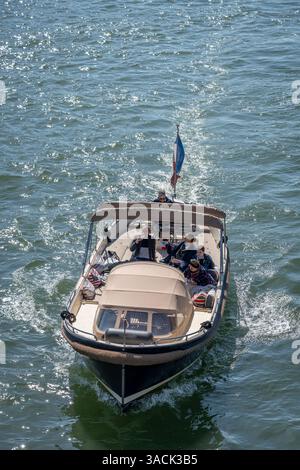 Paris, Frankreich - 03 31 2025: Seine-Quais. Blick auf eine Familie ausländischer Touristen, die auf der seine segeln, während Sie ein Glas Weißwein trinken Stockfoto