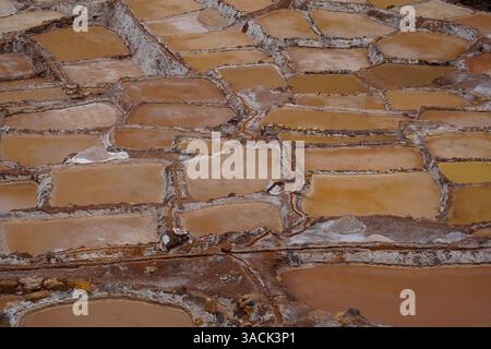 Nahaufnahme der Salzterrassen von Maras, Heiliges Tal, Peru Stockfoto