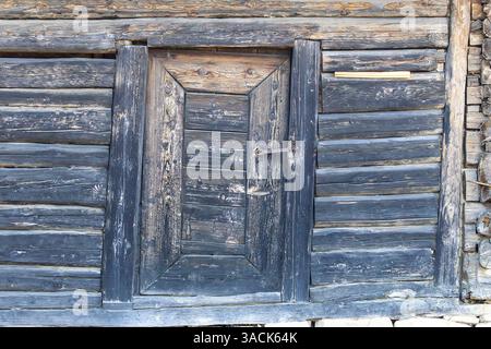 Alter traditioneller Eingang in einem hölzernen rumänischen Haus, strukturierte Fassade Stockfoto