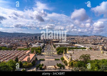 Panoramablick auf die Stadt Barcelona mit dem Platz von Spanien und dem Berg Tibidabo im Hintergrund vom Aussichtspunkt des Nationalen Kunstmuseums von Katalonien Stockfoto