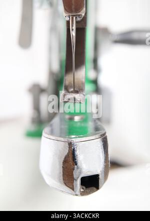 Nähmaschine für Schuhmacher, Lederarbeiter und Handwerker. Nahaufnahme von Nadel und Fuß ohne Drohung. Nähmaschine für Leder, Leinwand und Fab Stockfoto