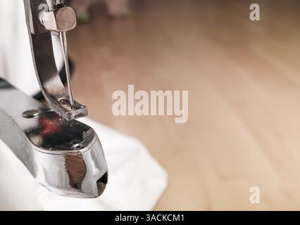 Nähmaschine für Schuhmacher, Lederarbeiter und Handwerker. Nahaufnahme von Nadel und Fuß ohne Drohung. Nähmaschine für Leder, Leinwand und Fab Stockfoto