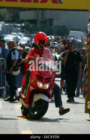 Michael Schumacher (GER) Ferrari auf einem Moped... Formel-1-Weltmeisterschaft, Rd7, Grand Prix von Monaco, Vorbereitungen, Monte-Carlo, Monaco, 28. Mai 2003..DIGITALES BILD (Credit Image: ©Sutton Motorsports/ZUMA Press) Stockfoto